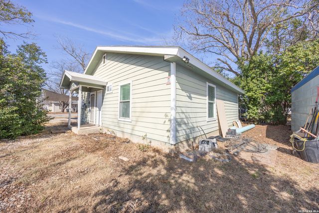 815 Avenue S, Hondo, TX 78861