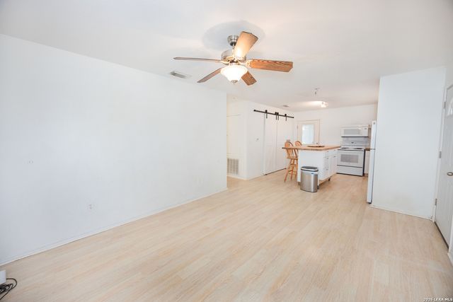 815 Avenue S, Hondo, TX 78861