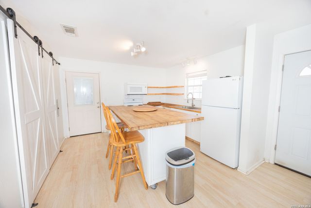 815 Avenue S, Hondo, TX 78861