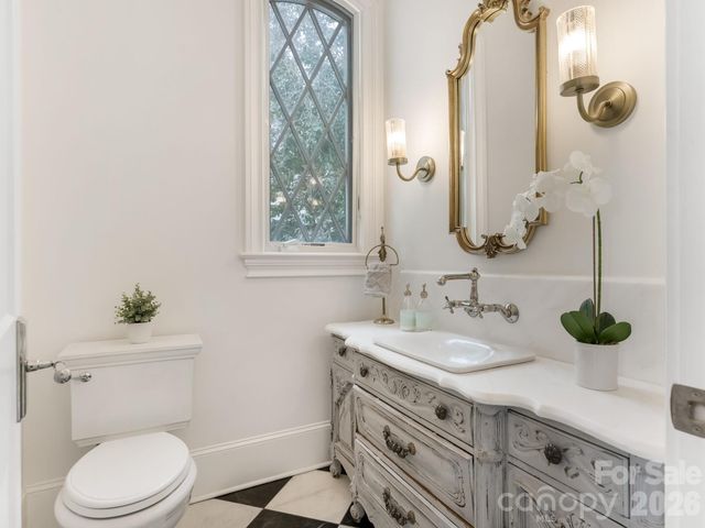 313 Wonderwood Drive, Charlotte, NC 28211