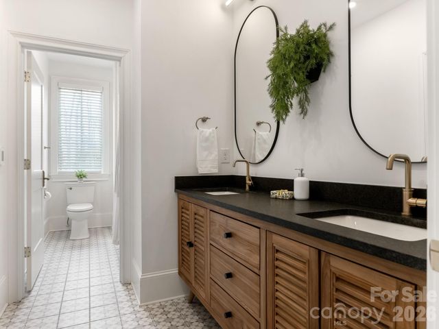 313 Wonderwood Drive, Charlotte, NC 28211