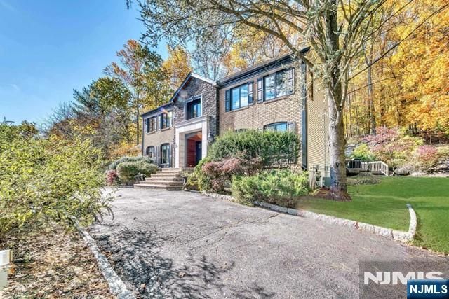 801 Pony Trail, Franklin Lakes, NJ 07417