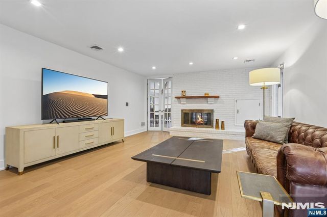 801 Pony Trail, Franklin Lakes, NJ 07417