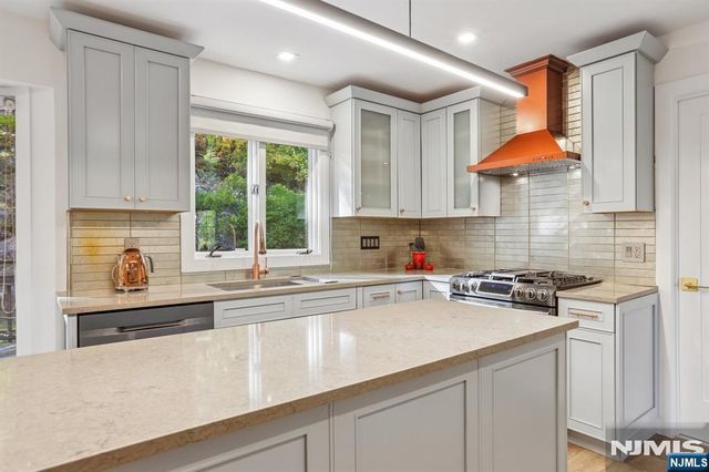 801 Pony Trail, Franklin Lakes, NJ 07417