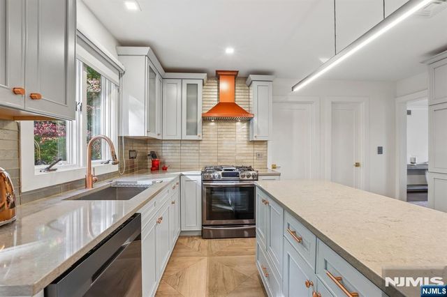 801 Pony Trail, Franklin Lakes, NJ 07417