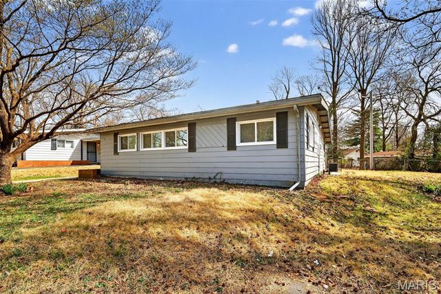 8300 Woodhurst Drive, St Louis, MO 63134