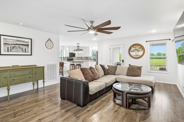 506 N Point Dr, Summertown, TN 38483