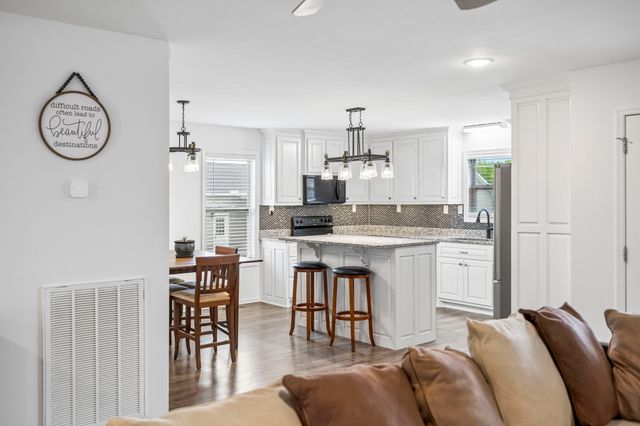 506 N Point Dr, Summertown, TN 38483