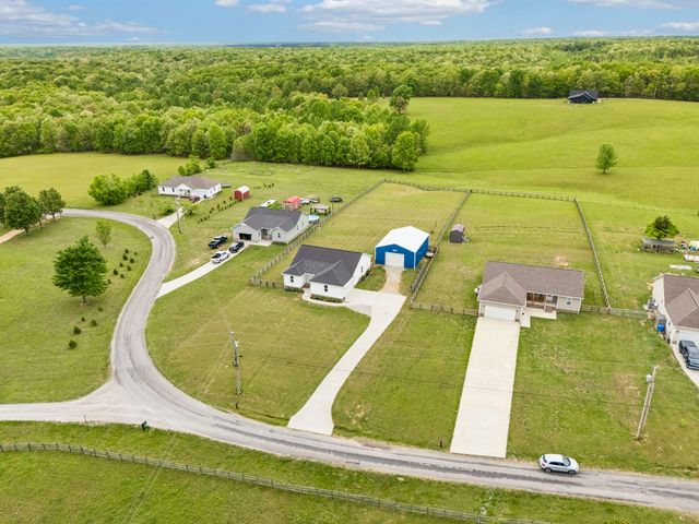 506 N Point Dr, Summertown, TN 38483