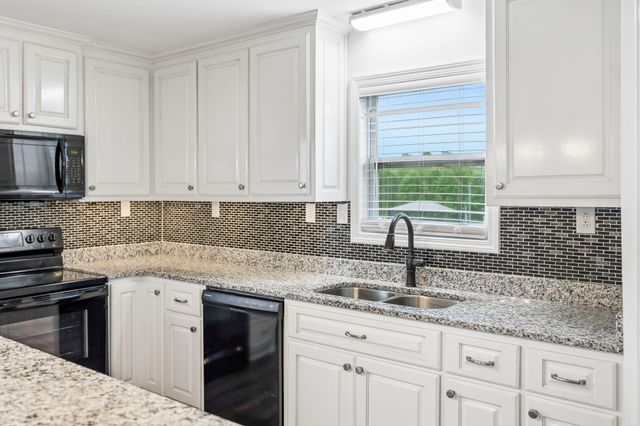 506 N Point Dr, Summertown, TN 38483
