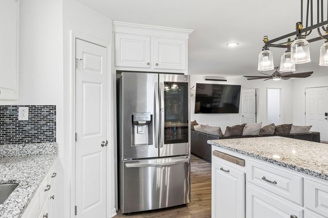 506 N Point Dr, Summertown, TN 38483