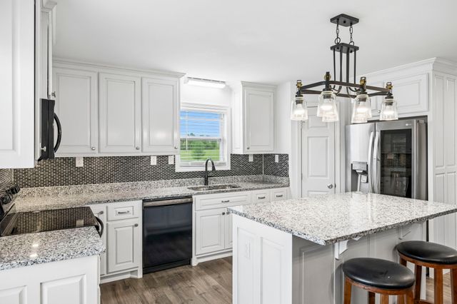 506 N Point Dr, Summertown, TN 38483