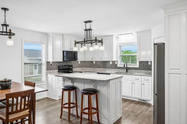 506 N Point Dr, Summertown, TN 38483