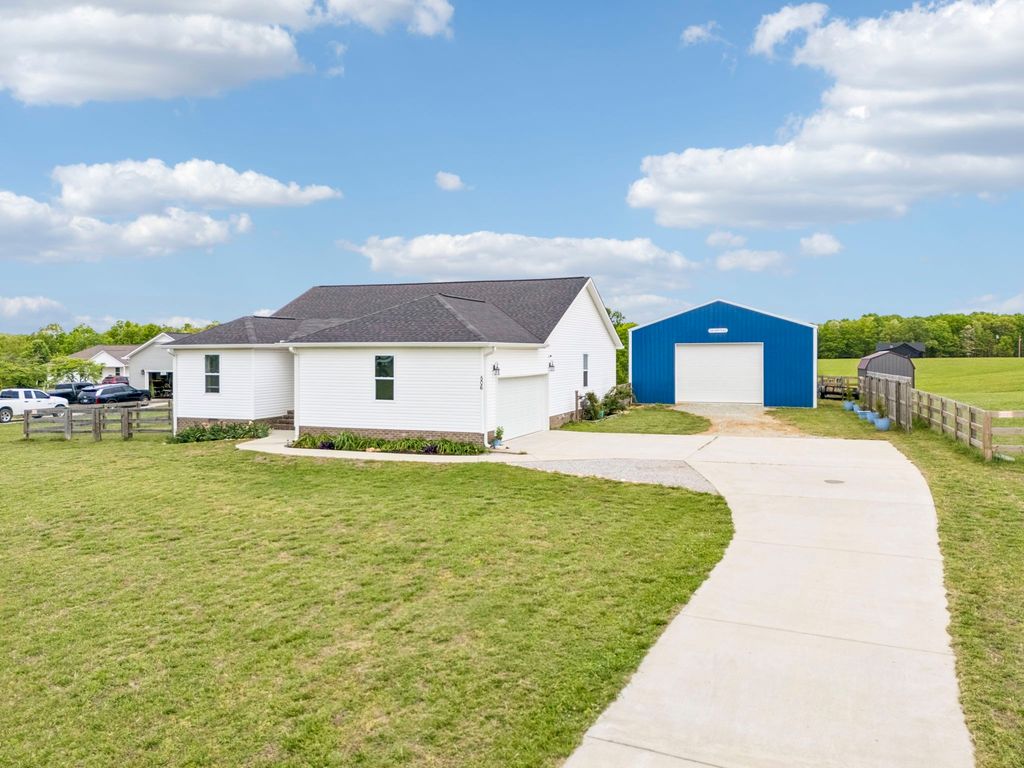 506 N Point Dr, Summertown, TN 38483