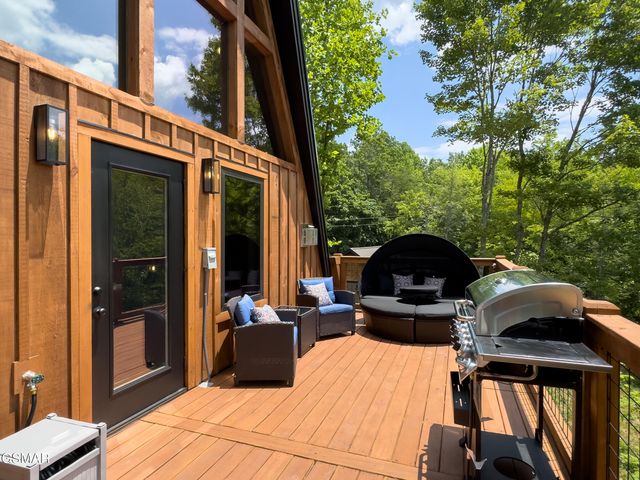 2119 Beach Front Drive, Sevierville, TN 37862