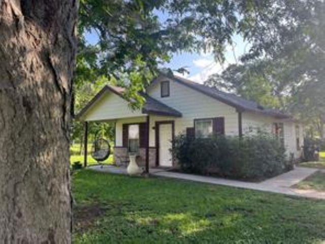 1131 W Front Street, Sealy, TX 77474