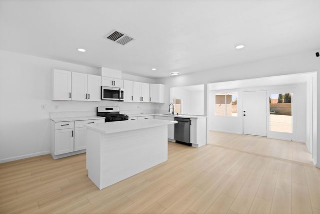 3501 W Ave K-13, Lancaster, CA 93536