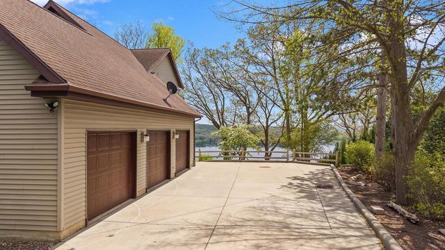 W10725 Wildwood Way, Poynette, WI 53955
