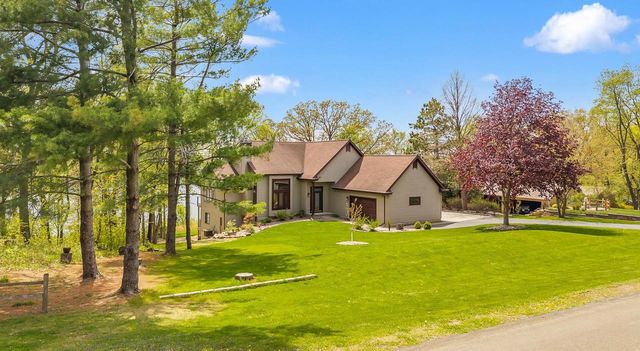 W10725 Wildwood Way, Poynette, WI 53955