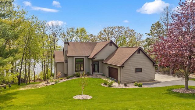 W10725 Wildwood Way, Poynette, WI 53955