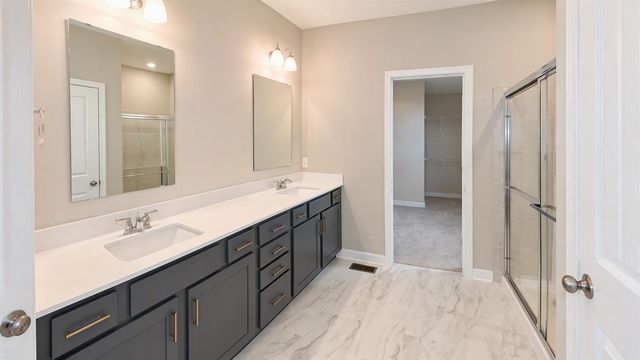 2147 Bluff Heights Drive, Shakopee, MN 55379