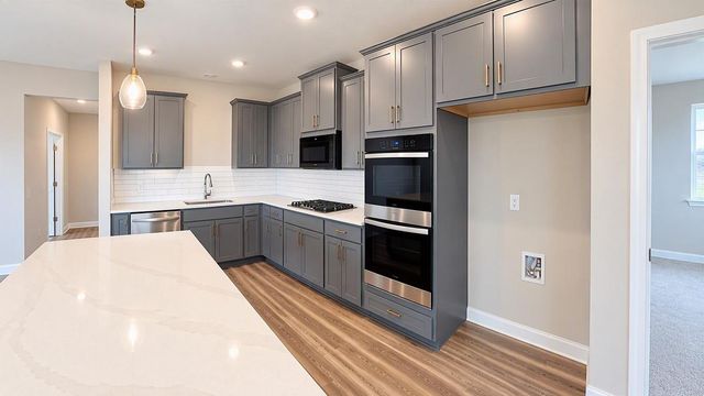 2147 Bluff Heights Drive, Shakopee, MN 55379