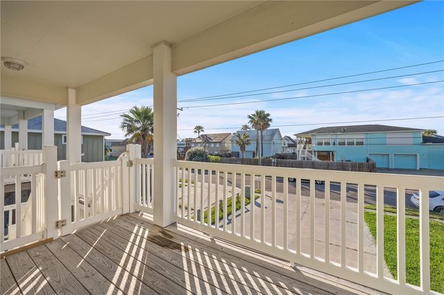 1018 S Station St, Port Aransas, TX 78373