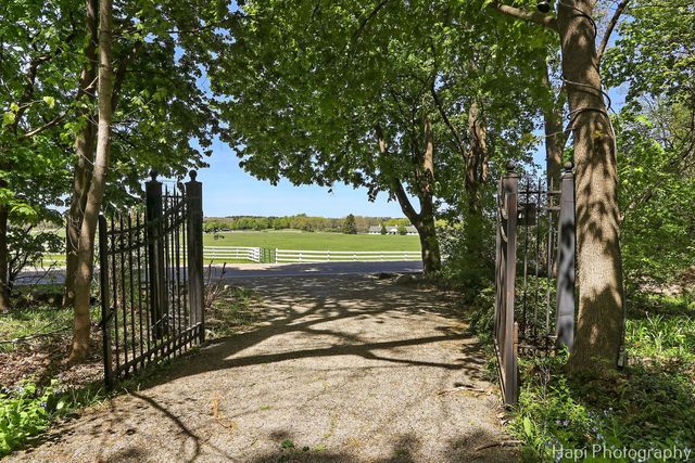 23 W County Line Road, Barrington Hills, IL 60010