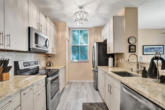 2421 NE 65th St 202, Fort Lauderdale, FL 33308