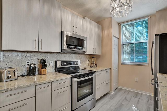 2421 NE 65th St 202, Fort Lauderdale, FL 33308