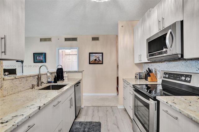 2421 NE 65th St 202, Fort Lauderdale, FL 33308