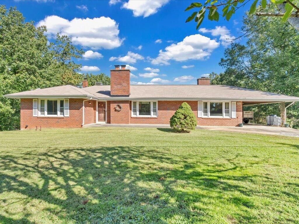 166 Summit View DR, Martinsville, VA 24112