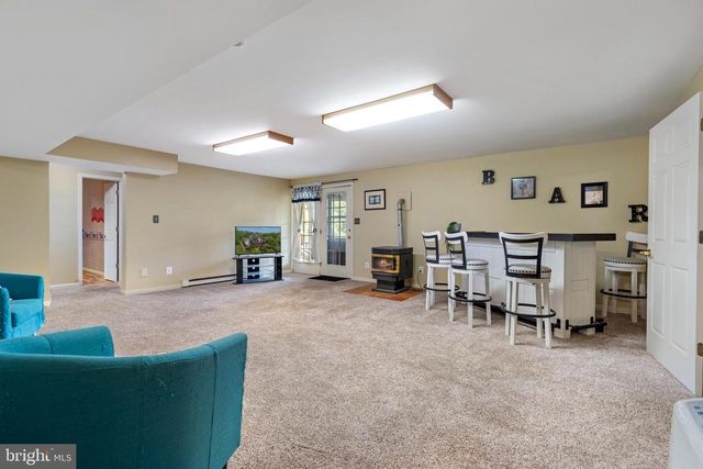 955 STAYMAN DR, Falling Waters, WV 25419