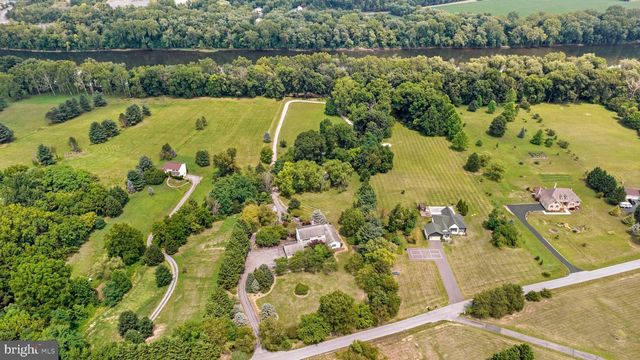 955 STAYMAN DR, Falling Waters, WV 25419