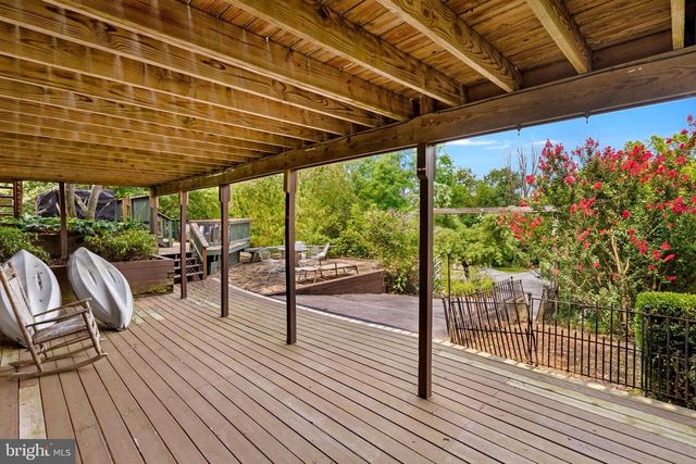 955 STAYMAN DR, Falling Waters, WV 25419