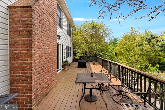 955 STAYMAN DR, Falling Waters, WV 25419