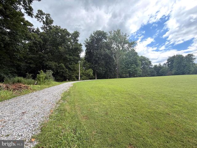 955 STAYMAN DR, Falling Waters, WV 25419