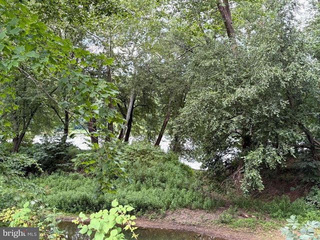 955 STAYMAN DR, Falling Waters, WV 25419