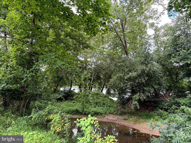 955 STAYMAN DR, Falling Waters, WV 25419