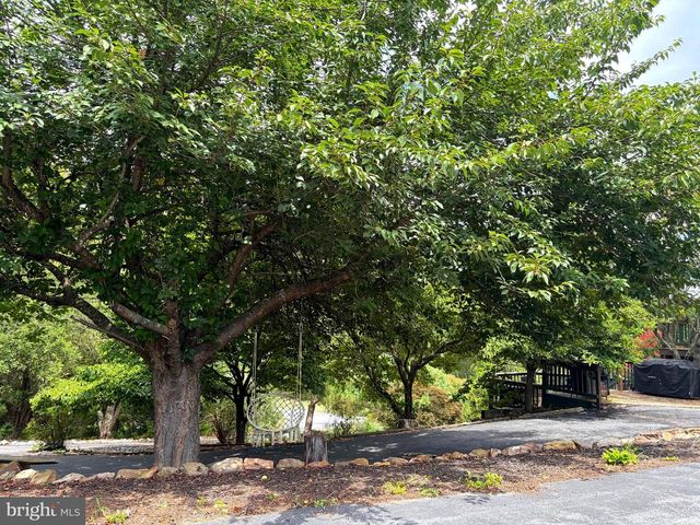 955 STAYMAN DR, Falling Waters, WV 25419