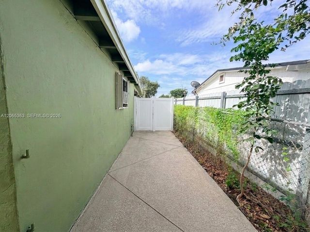 6831 Farragut St, Hollywood, FL 33024