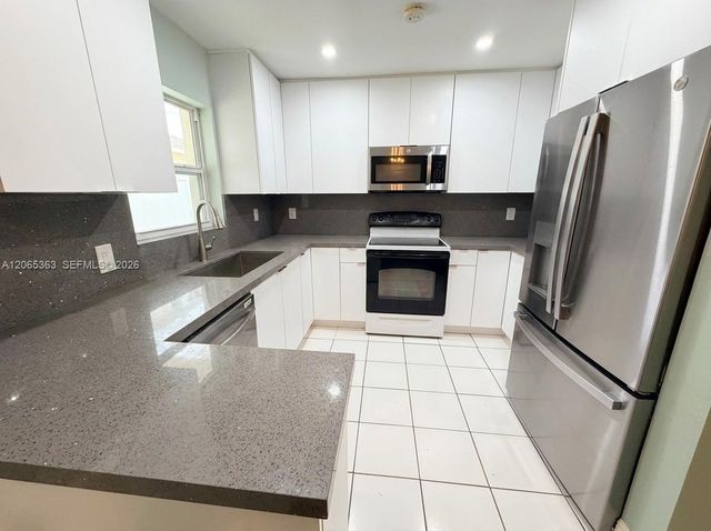 6831 Farragut St, Hollywood, FL 33024