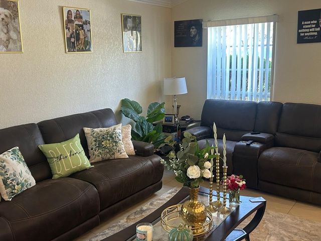 1281 SW 85th Avenue, Pembroke Pines, FL 33025