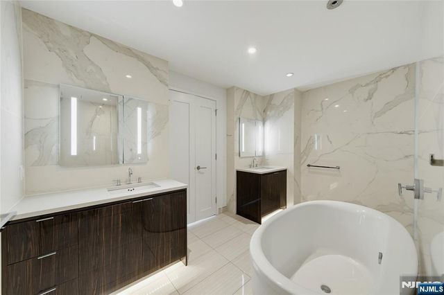 800 Ave At Port Imperial 1004, Weehawken, NJ 07086