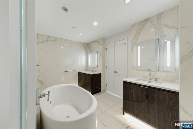 800 Ave At Port Imperial 1004, Weehawken, NJ 07086