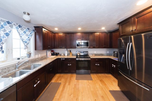 1 Lake Whittemore Dr, Spencer, MA 01562