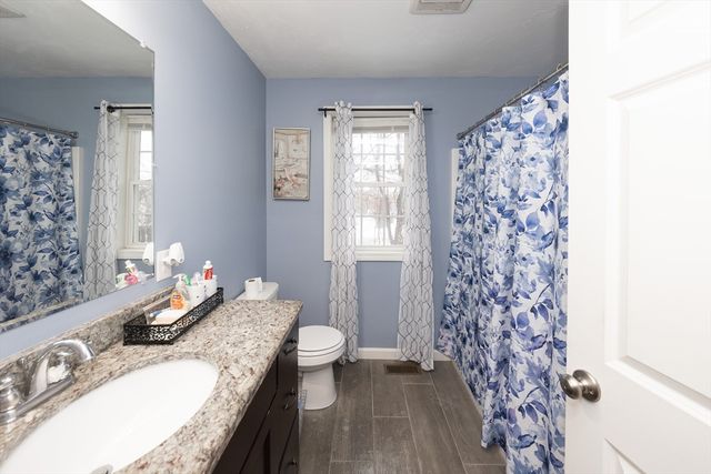 1 Lake Whittemore Dr, Spencer, MA 01562