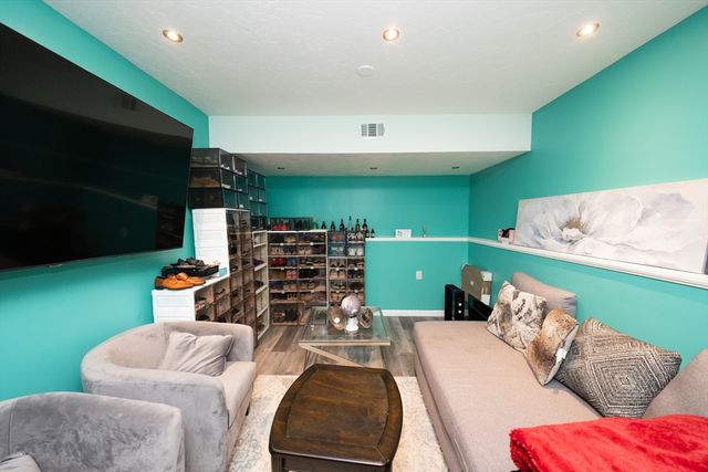1 Lake Whittemore Dr, Spencer, MA 01562