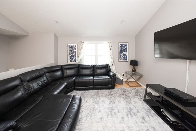 1 Lake Whittemore Dr, Spencer, MA 01562