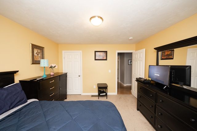 1 Lake Whittemore Dr, Spencer, MA 01562